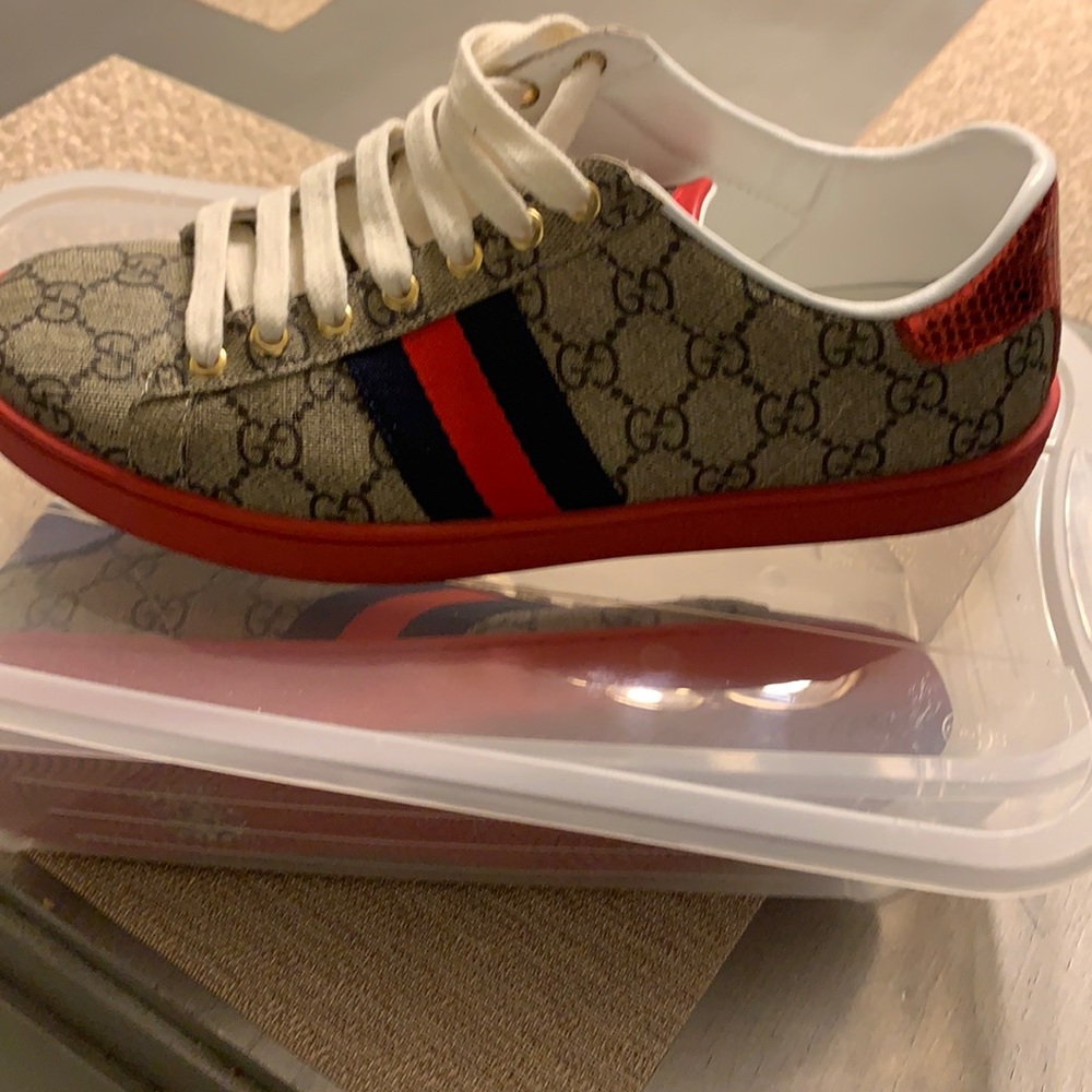 Women’s size us 10 or men’s size us 8